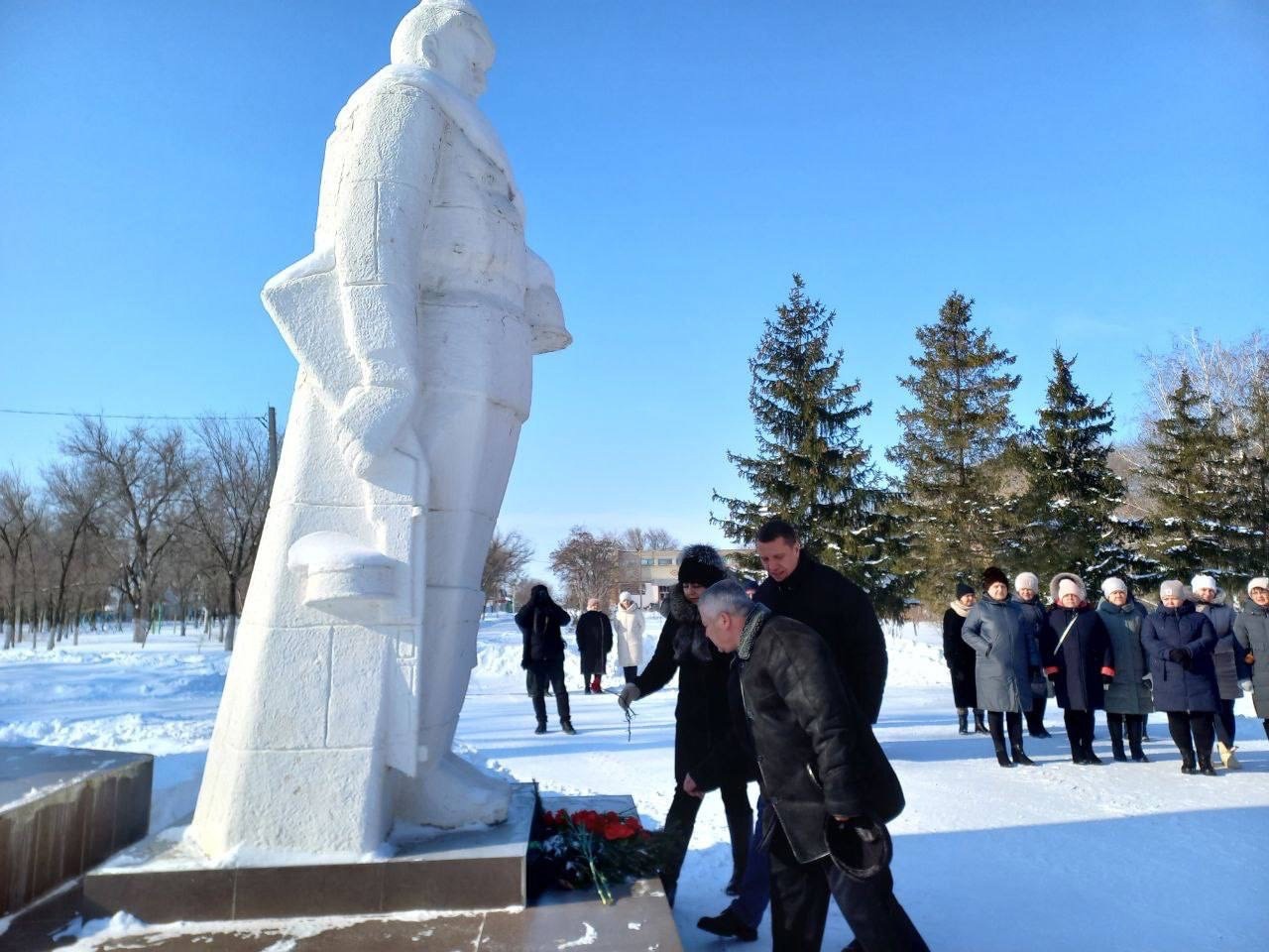 Сегодня в парке р.п.Мокроус состоялся митинг с возложением цветов к монументу &amp;quot;Павшим в годы Великой Отечественной войны&amp;quot;..