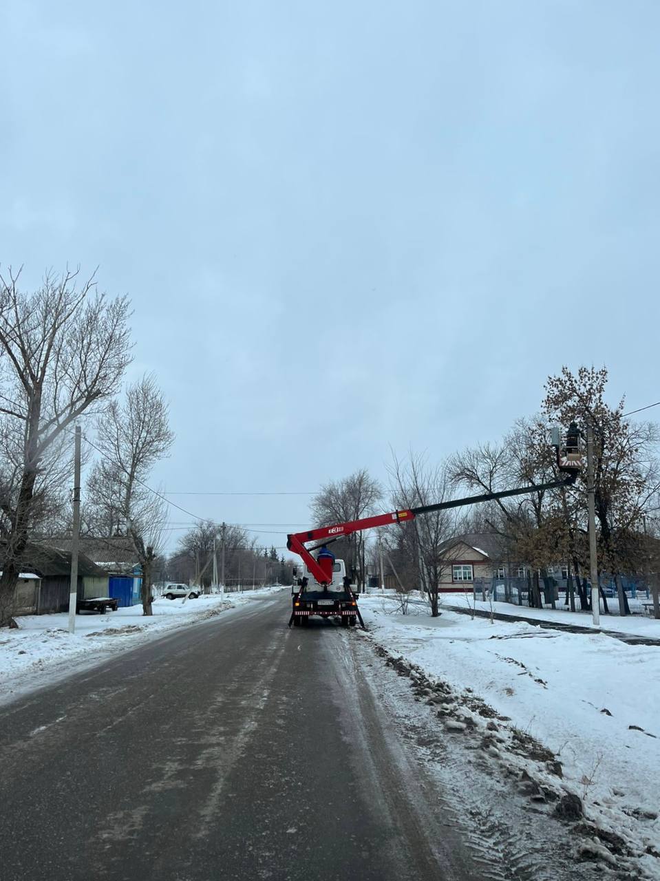 Продолжаются работы по замене ламп уличного освещения р.п. Мокроус.