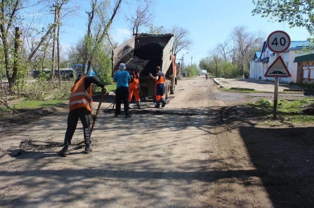 В р.п. Мокроус продолжается ремонт дорог местного значения.