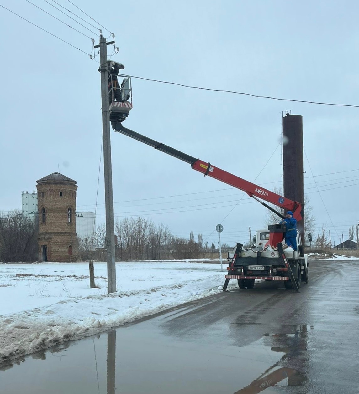 В р.п. Мокроус продолжаются работы по контракту обслуживания уличного освещения..