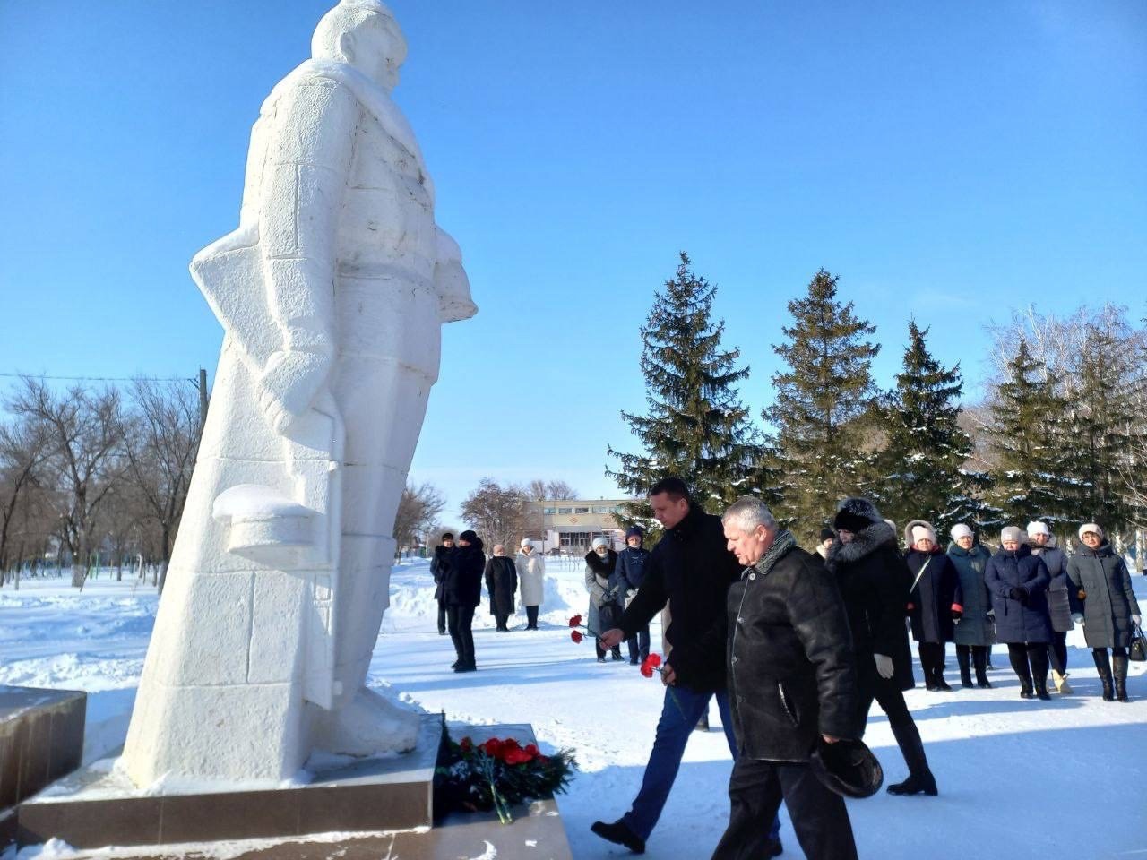 23 февраля - это еще один повод прославлять имена мужественных людей, сражающихся за Родину и братский народ. Сегодня в парке р.п.Мокроус состоялся митинг с возложением цветов к монументу &quot;Павшим в годы Великой Отечественной войны&quot;..