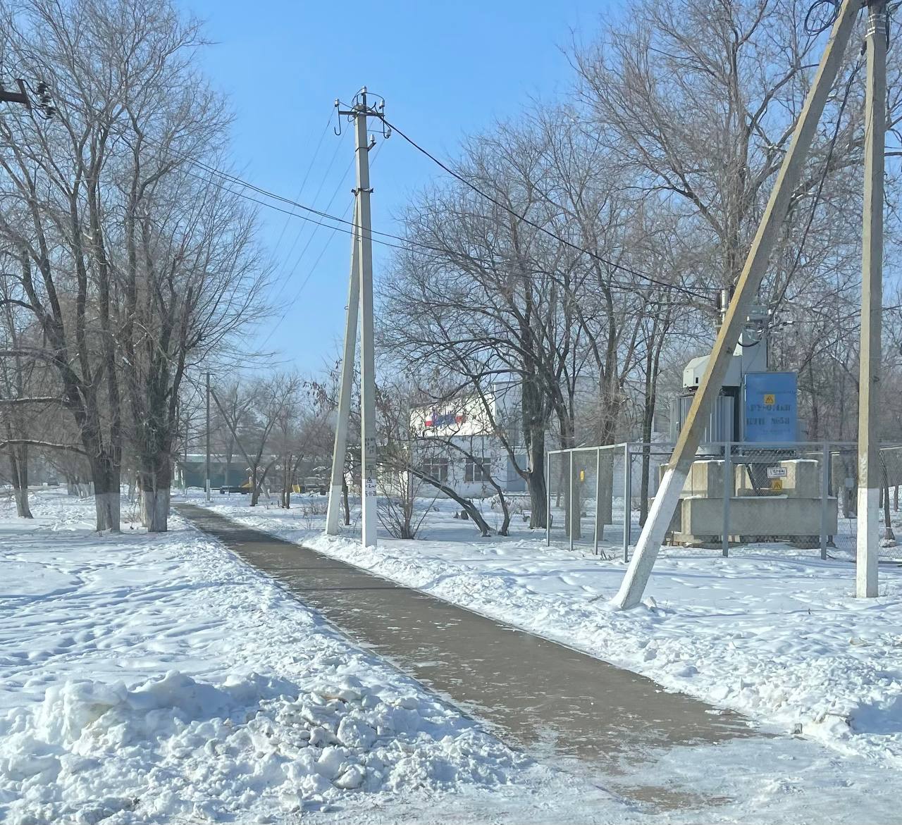 На территории р.п.Мокроус, согласно контракту по зимнему содержанию тротуаров, выполняются работы по своевременной очистке тротуаров, пешеходных дорожек от снега. .