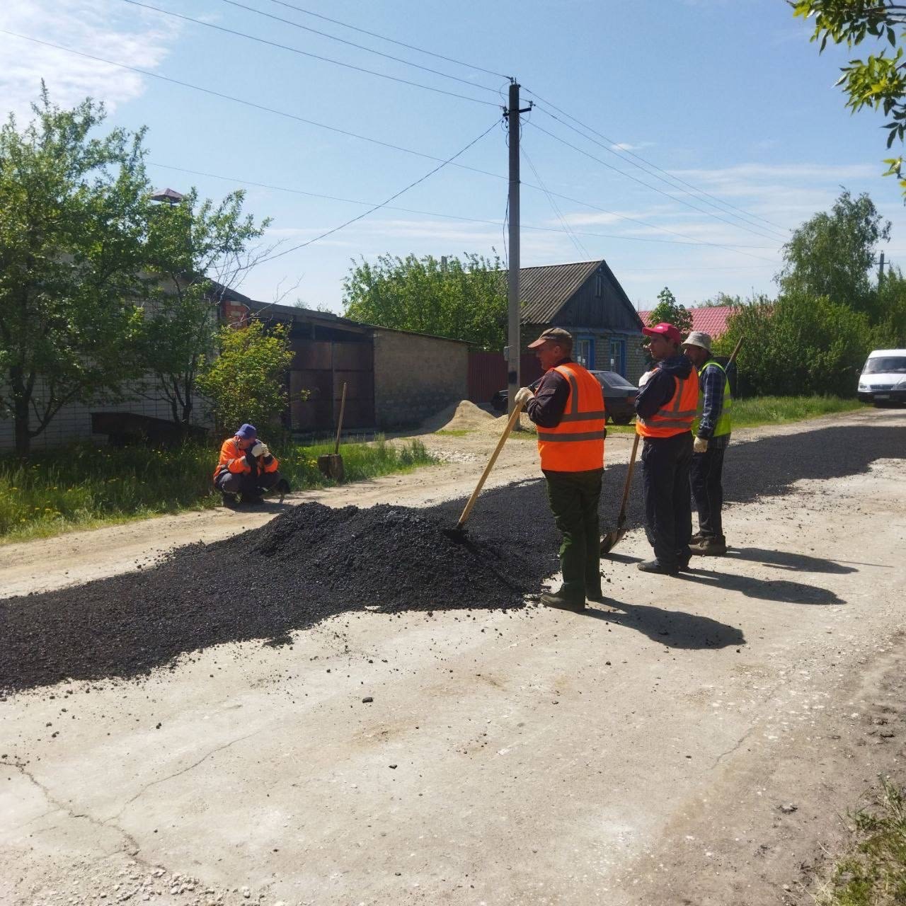 В Мокроусе продолжаются ремонтные дорожные работы на проблемных участках поселковых дорог..