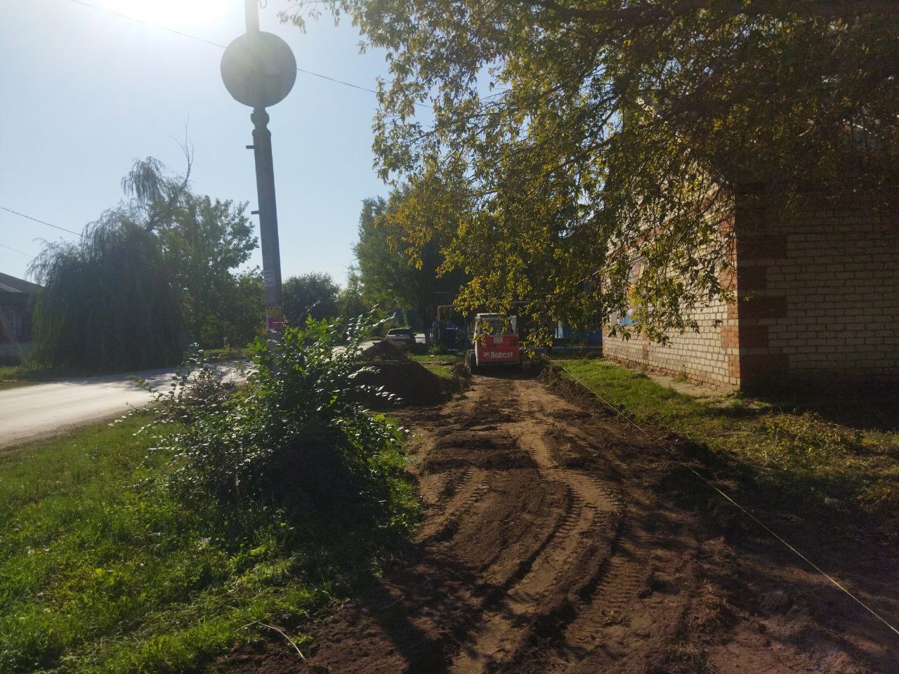 В Мокроусе продолжается ремонт тротуаров.