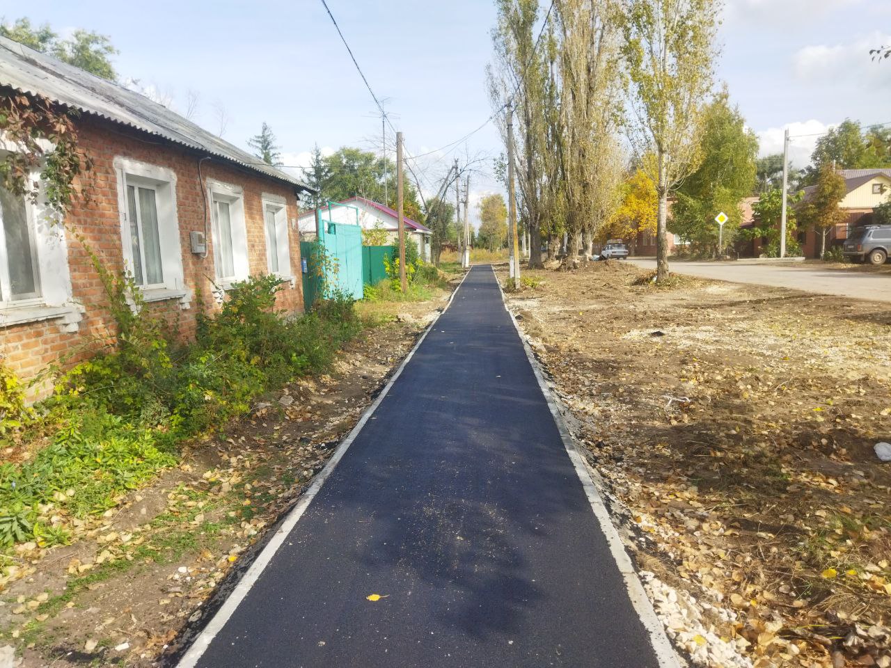 В Мокроусе приступили к асфальтированию тротуаров.