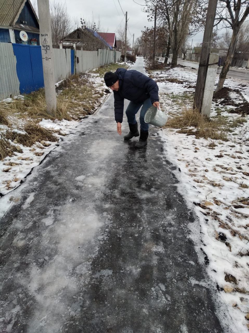 В р.п. Мокроус проводится работа по очистке тротуаров от наледи..