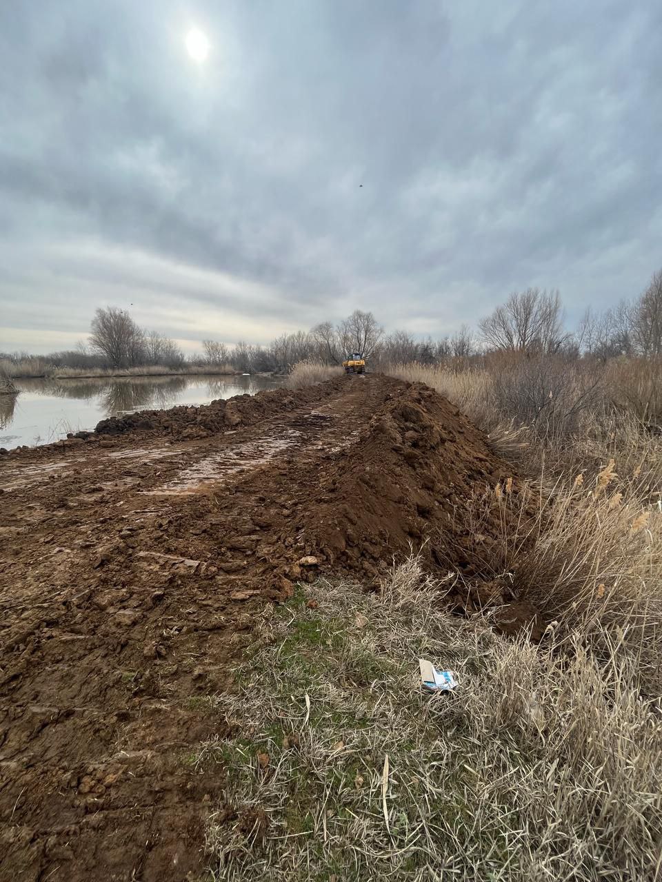 Последствия паводка устраняются на плотине у села Ивановка.