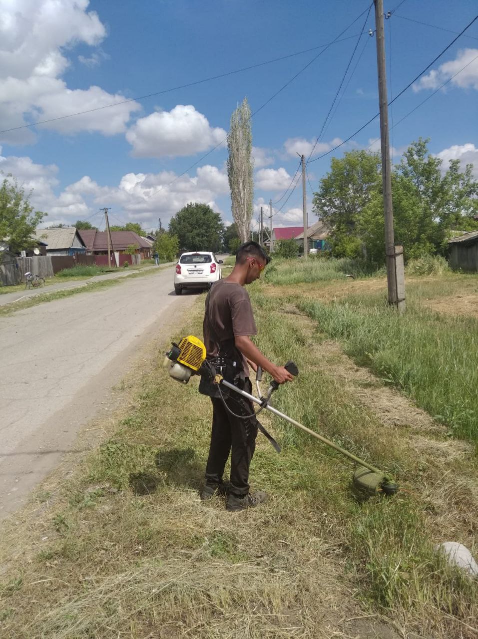 В р.п. Мокроус продолжается покос травы по ул. Советская, ул. Железнодорожная, ул. Комсомольская..