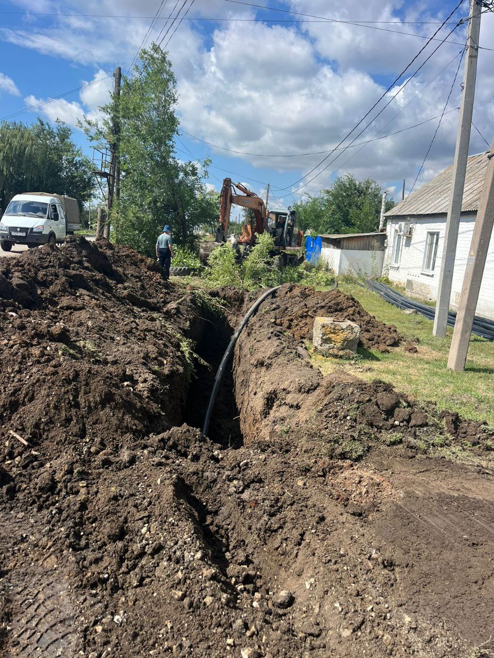 По ул. Степная  в р.п. Мокроус производится замена участка водопровода.