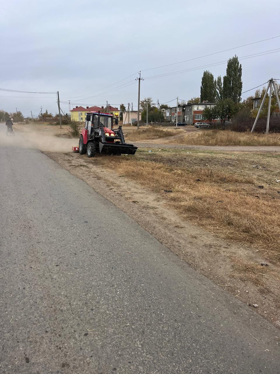 В р.п. Мокроус ведутся работы по окосу обочин по ул. Победа..