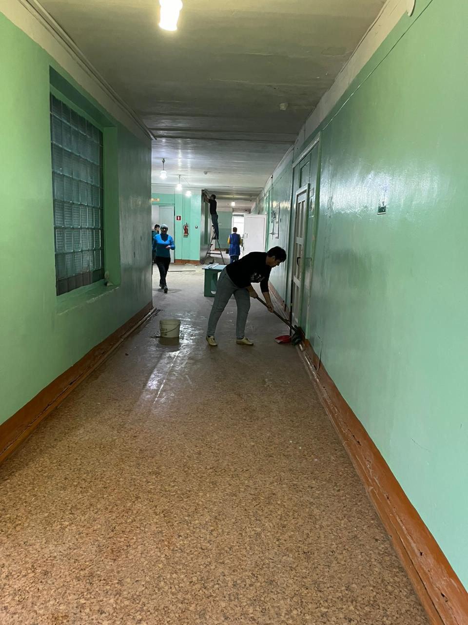 🏫 В Мокроусской школе им. З.К. Пряхиной производится уборка помещений, в которых завершён ремонт..