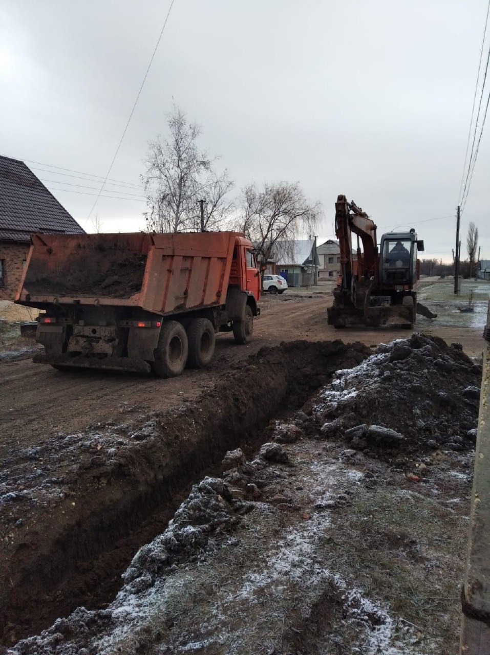 В р.п.Мокроус ведутся работы по очистке труб и дренажных канав по ул.Энгельса и ул.50 лет Октября..