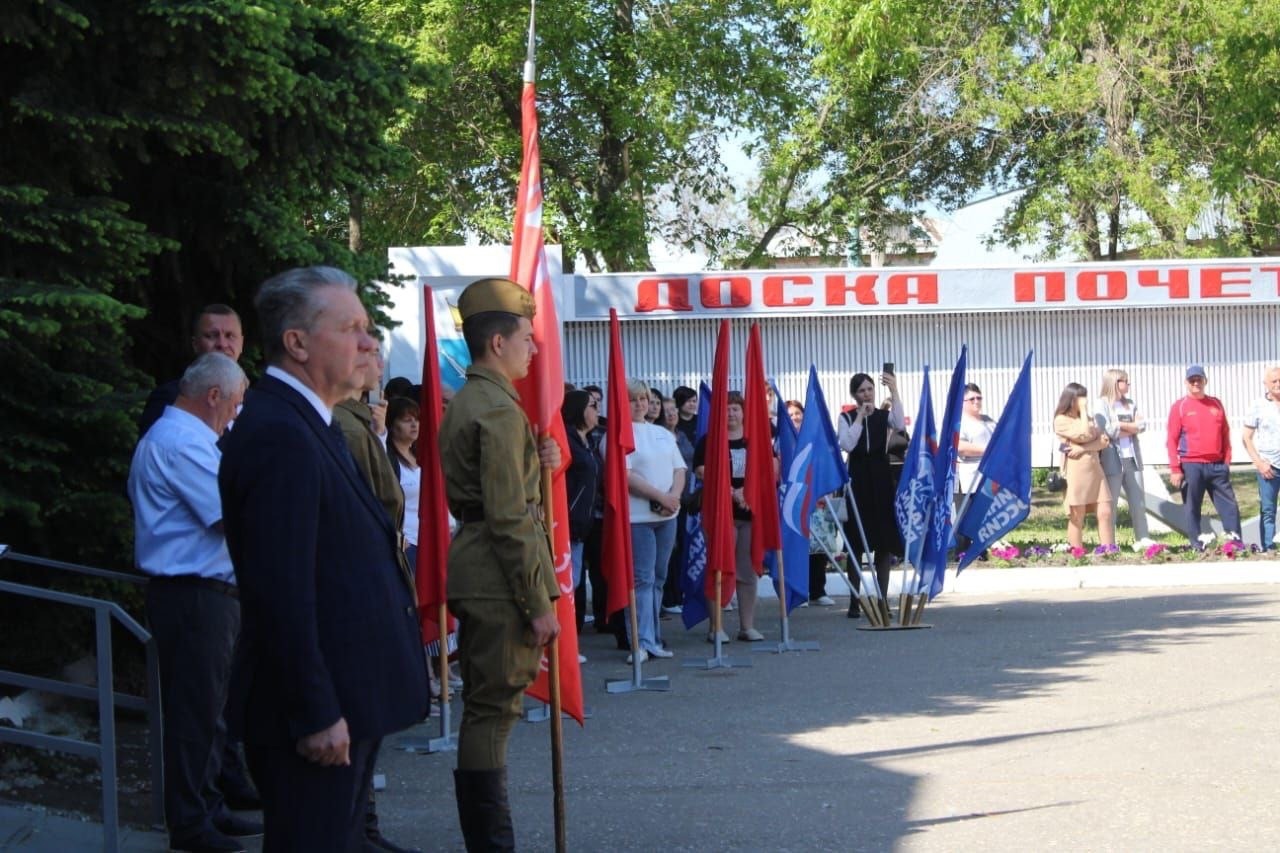 Сегодня в Фёдоровском районе впервые за почти два десятилетия прошёл смотр песни и строя среди юнармейских взводов. Смотр был посвящен 78-й годовщине Победы советского народа в Великой Отечественной войне и нашим воинам-федоровцам..